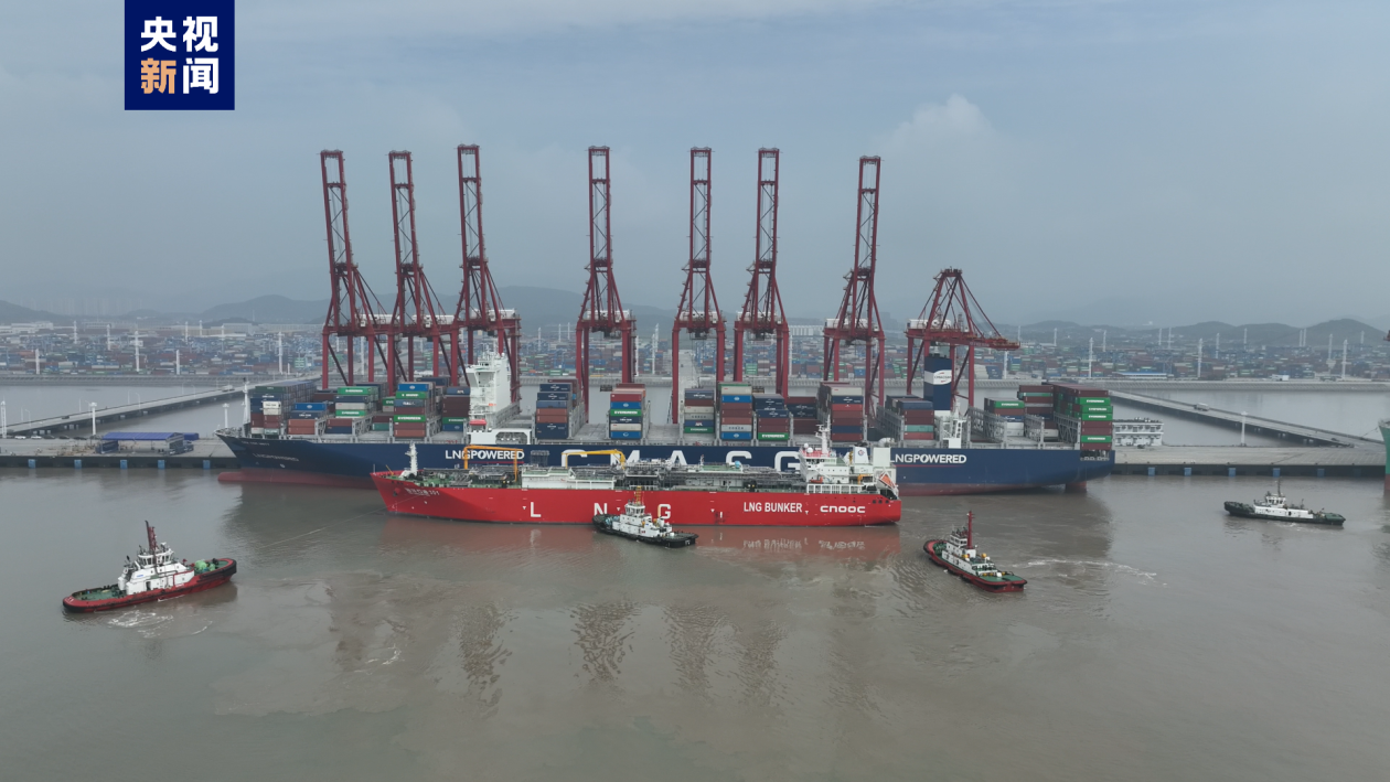 浙江港口首次实现“船到船”同步加注液化天然气