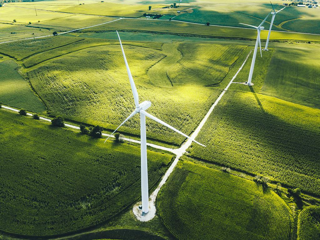 西藏最大風電項目首臺風機吊裝完成