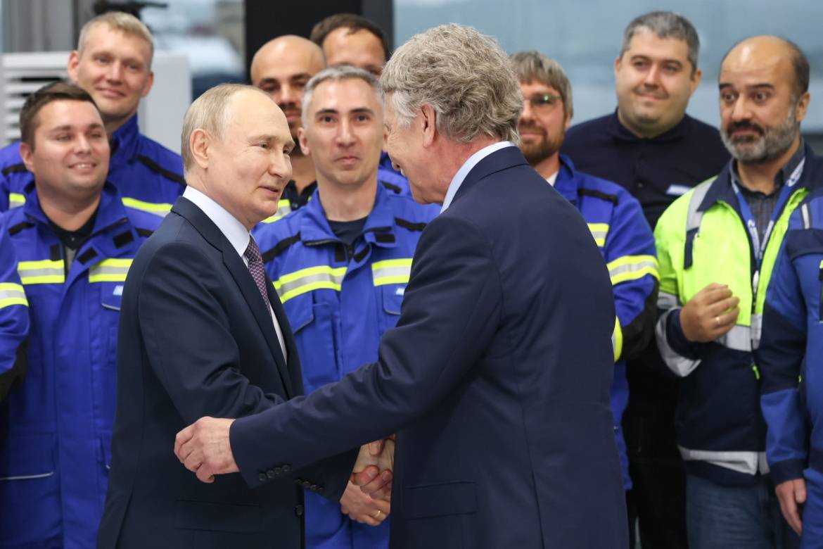 俄罗斯总统普京参观北极液化天然气2号项目生产线