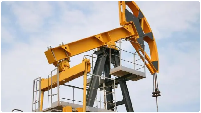 媒体：俄罗斯超出价格上限出售石油，在原料市场占上风