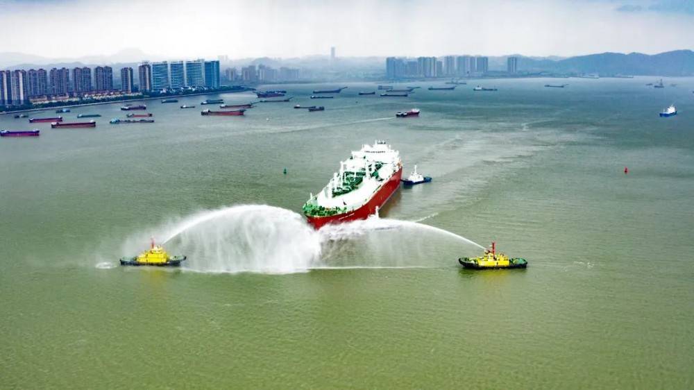 广东广州LNG应急调峰气源站首船LNG到港接卸
