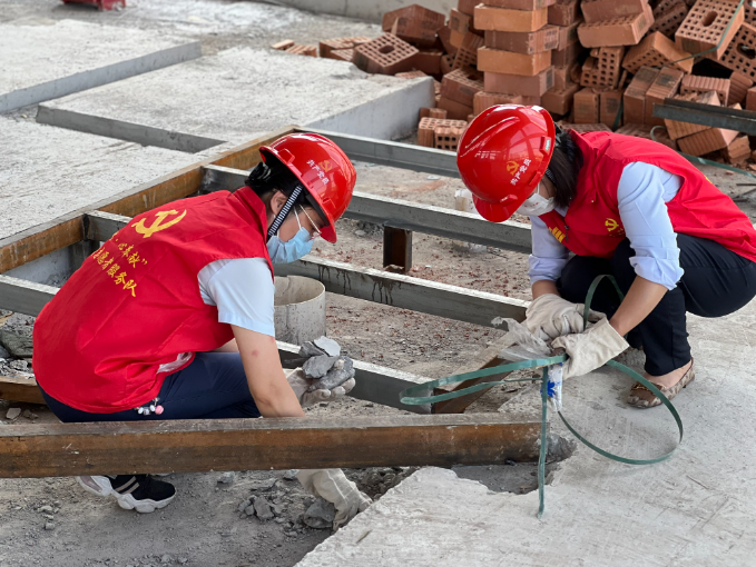 国能晋江热电公司党员志愿队热心奉献在扩建项目化水区域