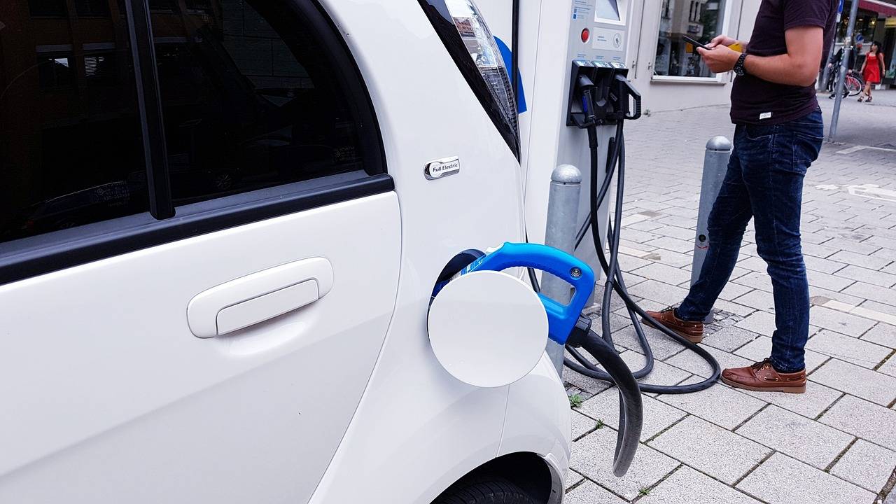 德国正式启动电动汽车太阳能充电站补贴计划