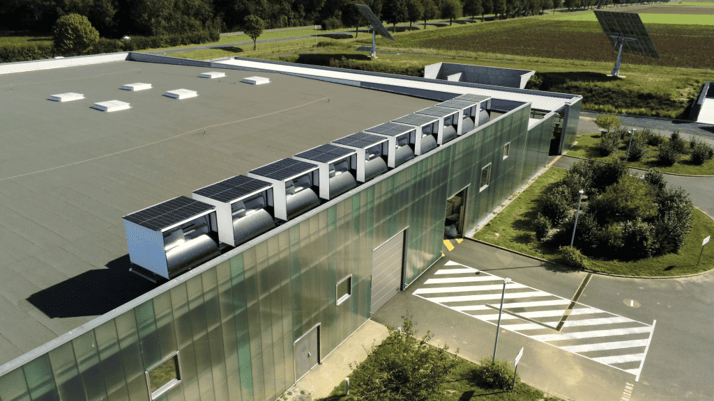 法国公司在商业建筑屋顶安装10台风力光伏发电机