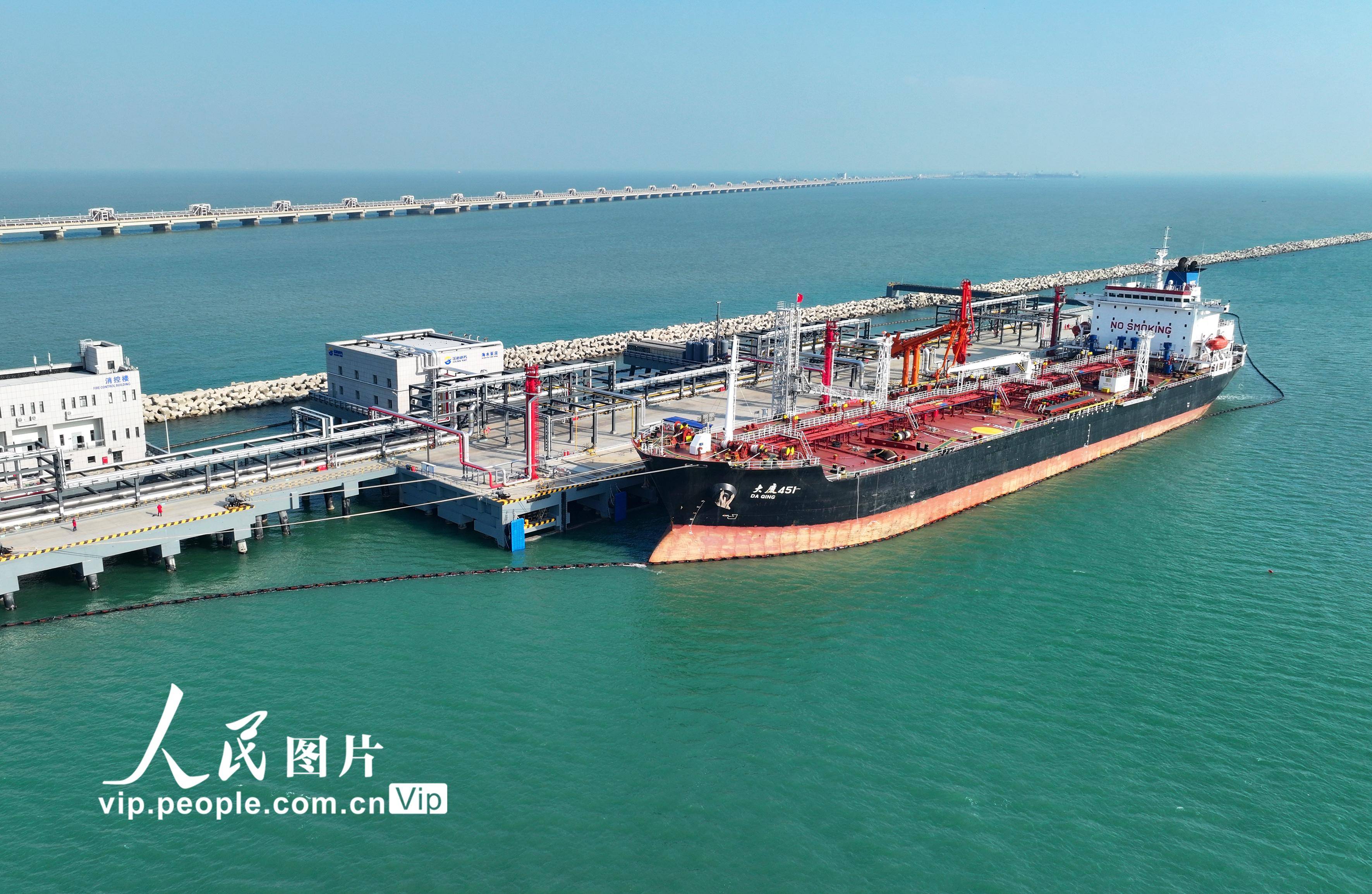 山东东营：首个10万吨级原油码头投用 