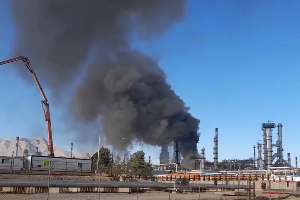 伊朗中部一家炼油厂发生火灾