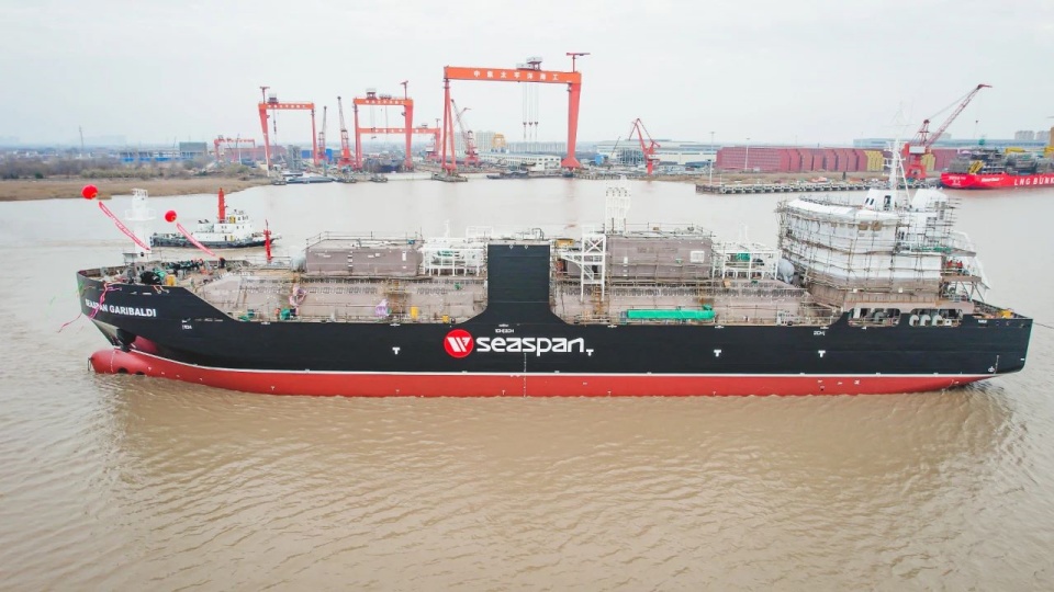 中集太平洋海工首制7600立方米LNG加注船顺利下水