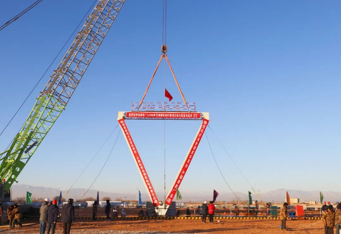 甘肃电投张掖发电公司2×1000兆瓦燃煤机组扩建项目间冷塔钢结构顺利完成首次吊装