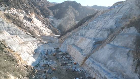 河南鲁山抽水蓄能电站下水库大坝开挖完成