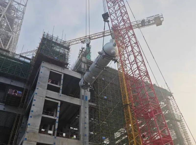 国能舟山发电厂2×660MW机组扩建工程6号机组高压加热器吊装就位