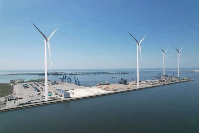 26.8MW！山东港口潍坊港区分散式风电项目首台风机吊装成功
