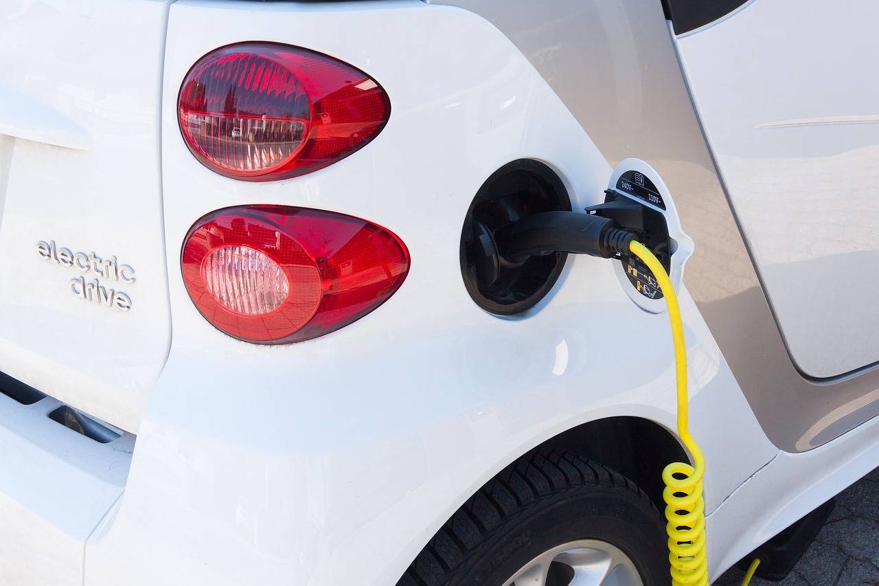 新能源产品密集推出 车企加速推动电动化转型