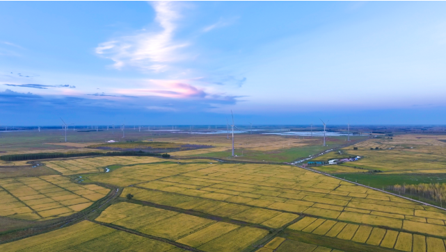 黑龙江齐齐哈尔龙江300MW风电项目首批风机并网发电