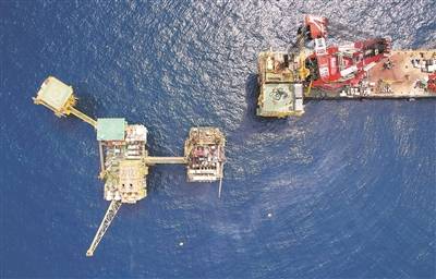 “深海一号”二期工程海上吊装作业在南海海域顺利完成