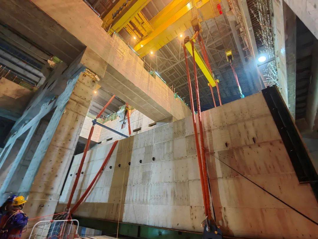 徐大堡核电厂3号机组凝汽器吊装开始
