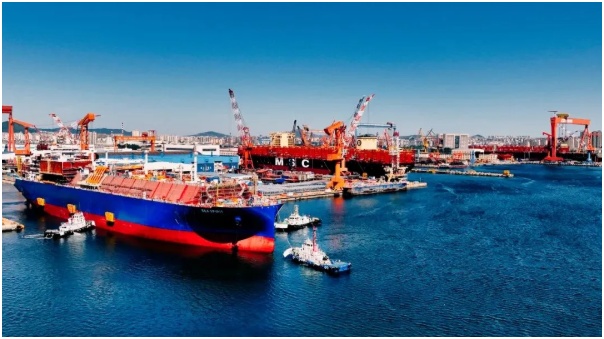大连造船17.5万方LNG运输船首制船出坞
