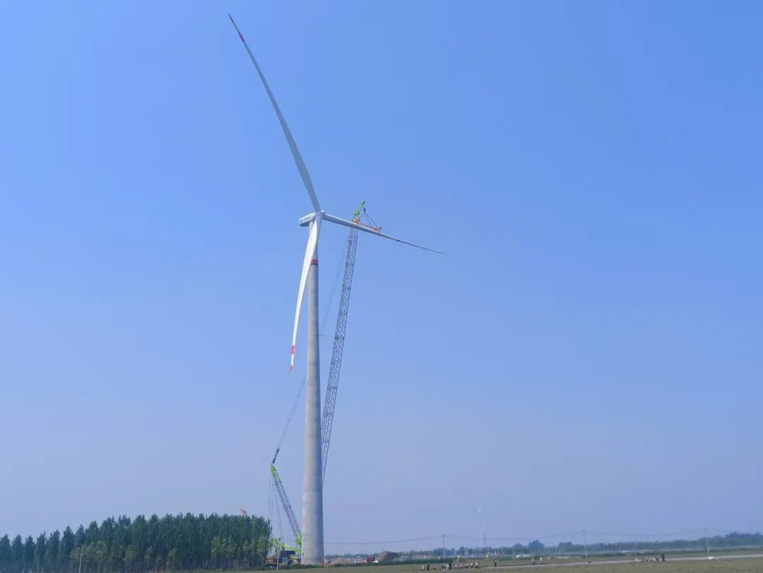 河北公司岳龙三期50兆瓦风电项目首台风机吊装完成