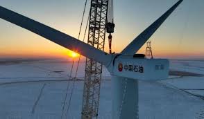 中国石化最大风电项目首台风机吊装成功