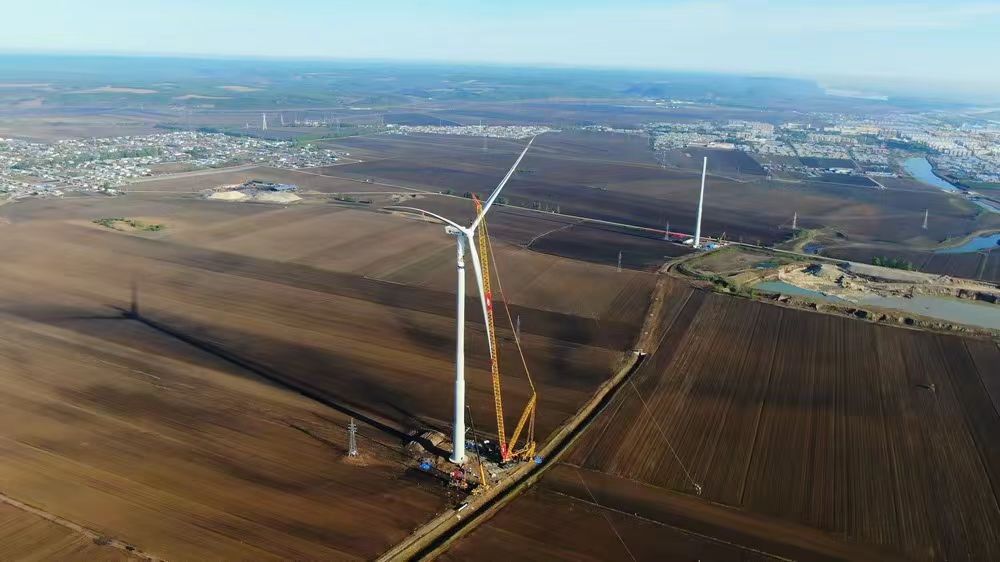 中国能建黑龙江院设计 最北风电场首台风机吊装完成