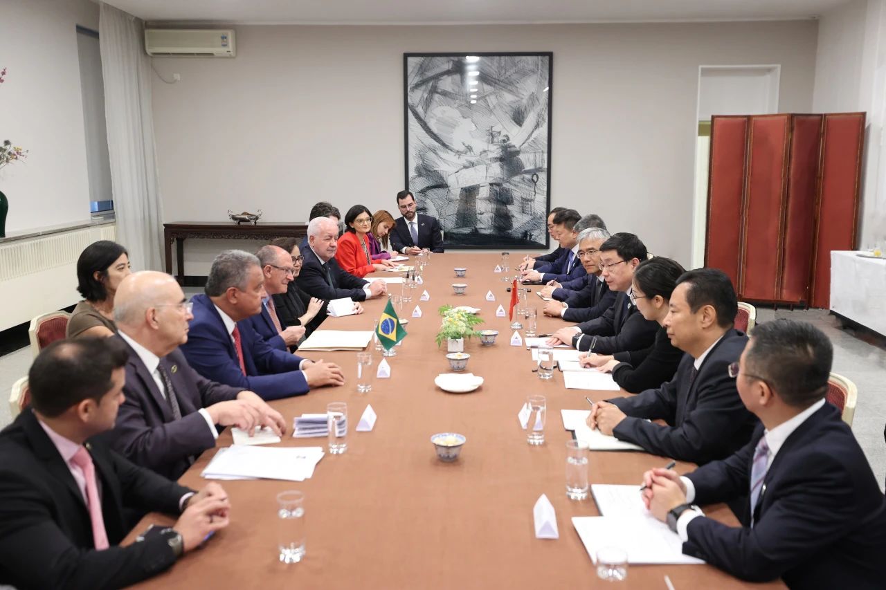 巴西副总统阿尔克明与中国国家电网公司董事长张智刚会谈