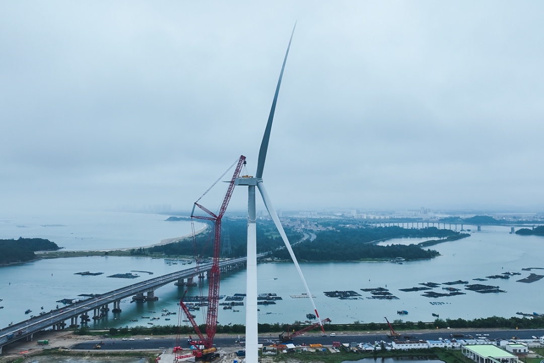 全球首台18兆瓦海上风电机组吊装成功