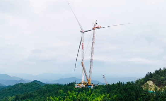 江西南康隆木乡风电场项目首台风机吊装完成