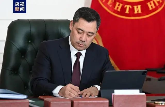 吉尔吉斯斯坦总统签署批准中吉乌铁路项目的法律