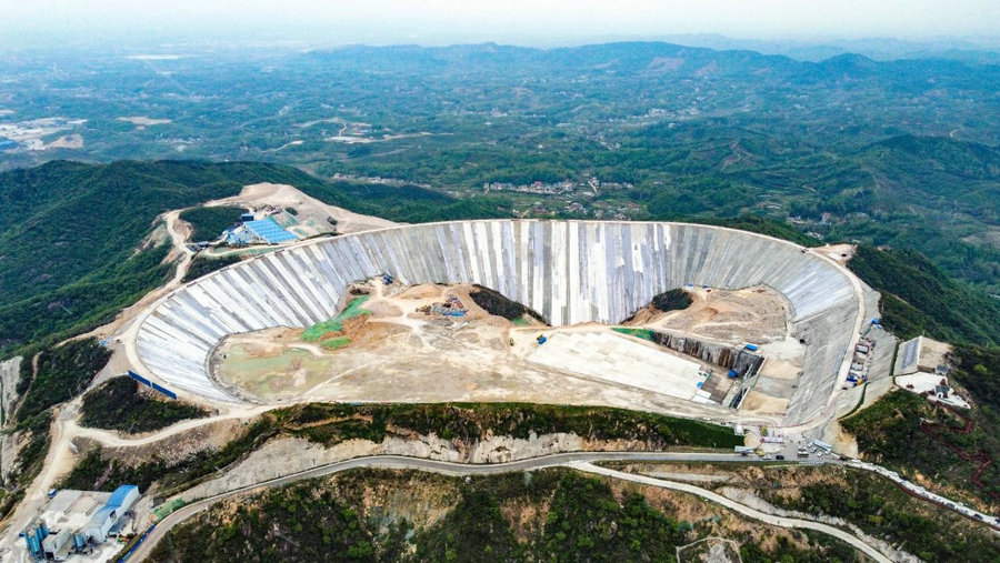 河南五岳抽水蓄能电站3号机组发电电动机定子顺利吊装