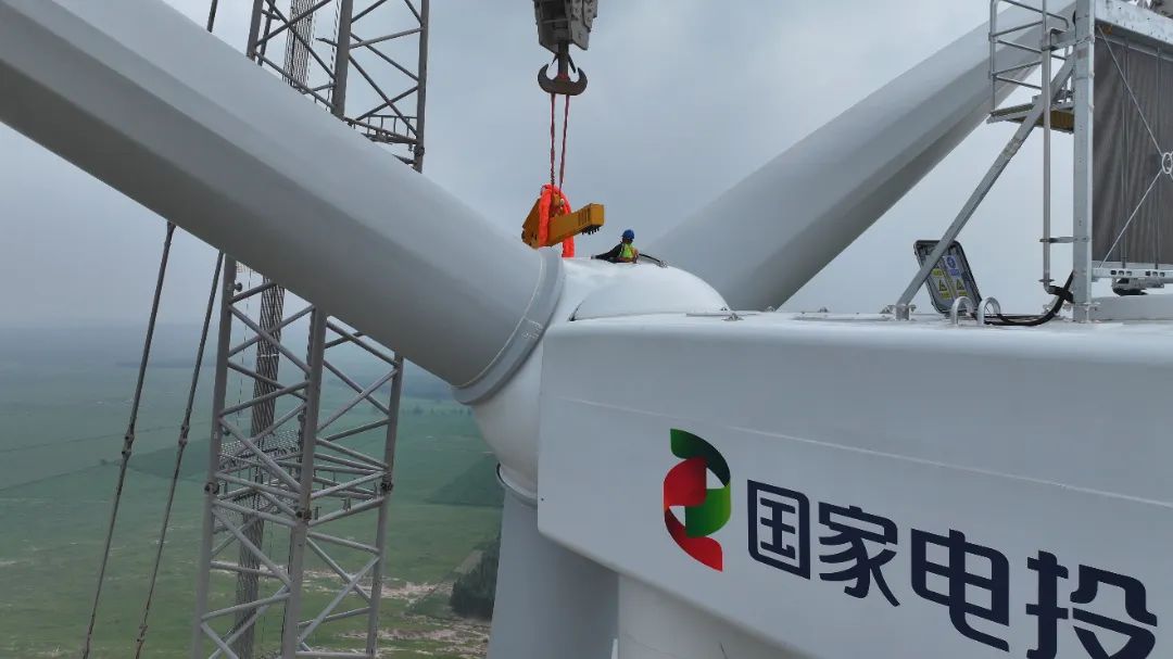 国家电投赤峰市巴林右旗火电灵改44万千瓦风电项目首台风机吊装成功