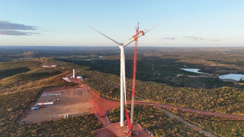 三峽巴西公司帕爾梅拉風電項目首臺風機吊裝順利完成