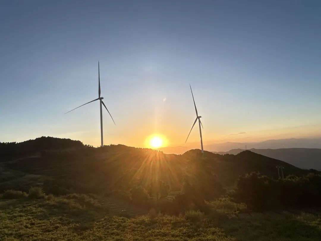 金鐘風(fēng)電場二期項目塔筒順利完成吊裝