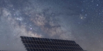 夜间太阳能板：利用夜空辐射制冷发电的新突破