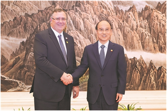 中國石油集團(tuán)董事長戴厚良會(huì)見道達(dá)爾能源公司董事長