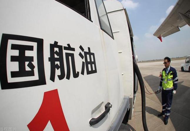 中國國內航線燃油附加費6月5日起下調 800公里以下航線免征